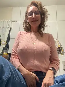 Snapshot of RAIRAsexy chatting on 09.28.25 RAIRAsexy online show from 09.28.25