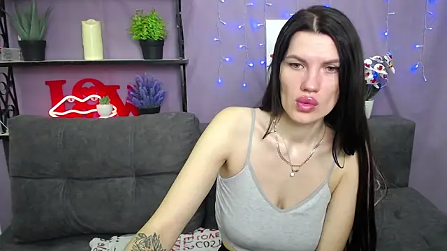 Snapshot of MilaLoona chatting on 03.21.25 MilaLoona online show from 03.21.25