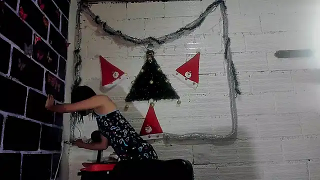 Snapshot of sarasandle chatting on 12.21.24 sarasandle online show from 12.21.24