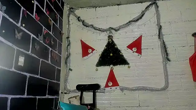 Snapshot of sarasandle chatting on 12.22.24 sarasandle online show from 12.22.24