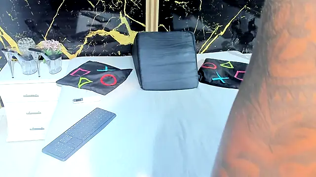 NahomyOwen online show from 10.06.25