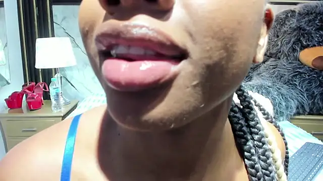 Snapshot of Niyirey1 chatting on 06.17.26 Niyirey1 online show from 06.17.26