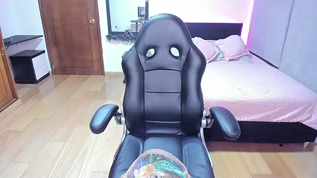 Snapshot of yesie_hot chatting on 01.10.25 yesie hot online show from 01.10.25