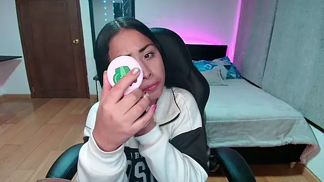 Snapshot of yesie_hot chatting on 01.31.25 yesie hot online show from 01.31.25