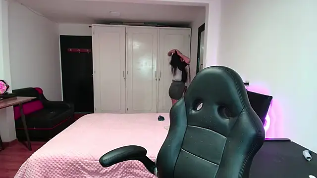 Snapshot of yesie_hot chatting on 09.30.25 yesie hot online show from 09.30.25