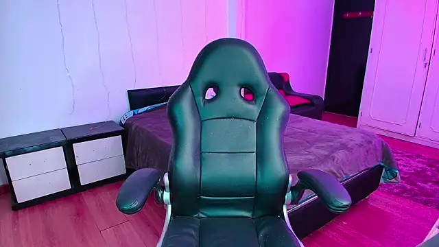 Snapshot of yesie_hot chatting on 11.24.25 yesie hot online show from 11.24.25