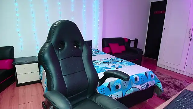 Snapshot of yesie_hot chatting on 12.02.25 yesie hot online show from 12.02.25