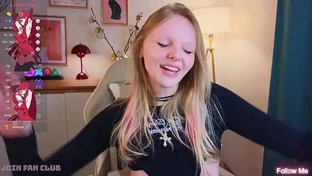 Snapshot of evangel1ne chatting on 10.08.25 evangel1ne online show from 10.08.25