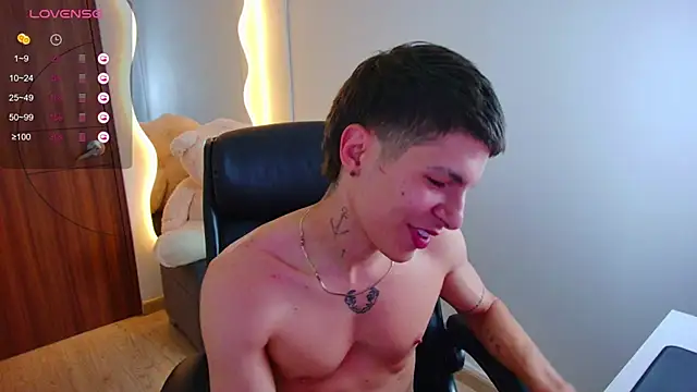 Snapshot of harrisoncuper chatting on 12.13.24 harrisoncuper online show from 12.13.24