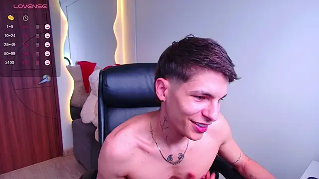 Snapshot of harrisoncuper chatting on 12.31.24 harrisoncuper online show from 12.31.24