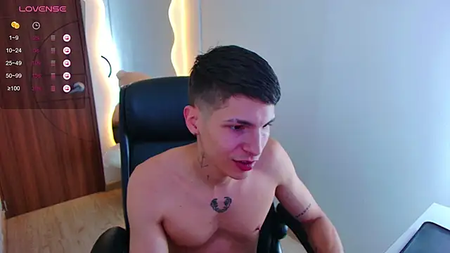 Snapshot of harrisoncuper chatting on 01.18.25 harrisoncuper online show from 01.18.25