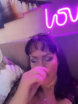 Lolaley2 online show from 10.16.25