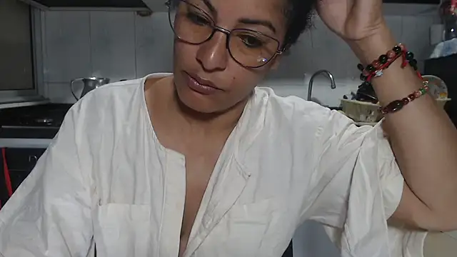 Snapshot of kateleyagrey chatting on 10.11.25 kateleyagrey online show from 10.11.25