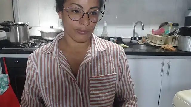 Snapshot of kateleyagrey chatting on 10.30.25 kateleyagrey online show from 10.30.25