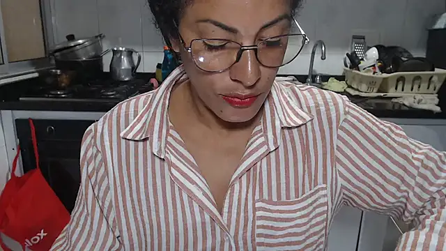 Snapshot of kateleyagrey chatting on 11.13.25 kateleyagrey online show from 11.13.25