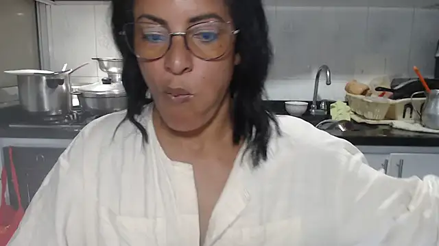 Snapshot of kateleyagrey chatting on 11.20.25 kateleyagrey online show from 11.20.25