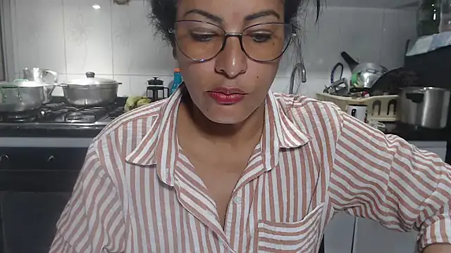 Snapshot of kateleyagrey chatting on 11.24.25 kateleyagrey online show from 11.24.25