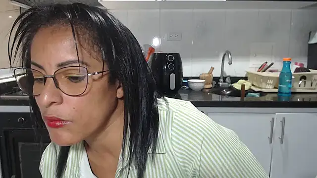 Snapshot of kateleyagrey chatting on 11.26.25 kateleyagrey online show from 11.26.25