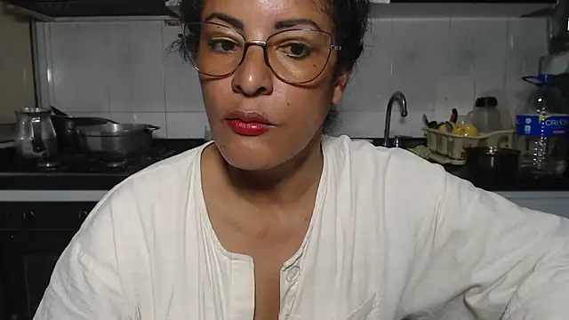 Snapshot of kateleyagrey chatting on 12.17.25 kateleyagrey online show from 12.17.25