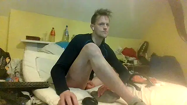 Snapshot of londonfuckwhore1 chatting on 12.18.24 londonfuckwhore1 online show from 12.18.24