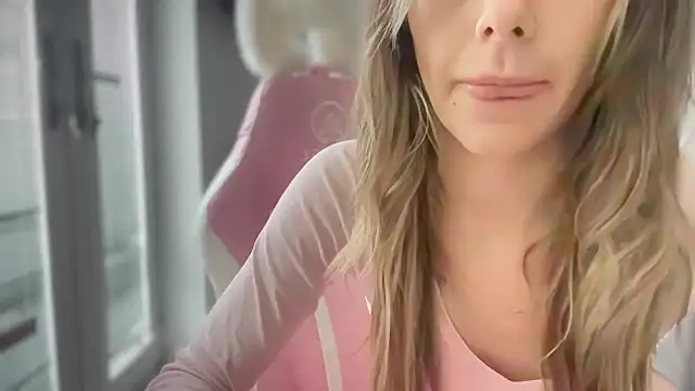 Snapshot of Lillymariee chatting on 01.04.25 Lillymariee online show from 01.04.25