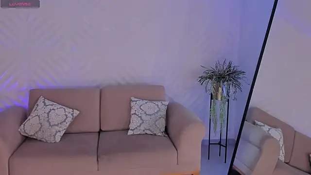 Snapshot of RoseFerrera chatting on 11.04.25 RoseFerrera online show from 11.04.25