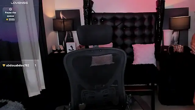 Snapshot of ErinSmith7inches_TS chatting on 12.22.24 ErinSmith7inches TS online show from 12.22.24