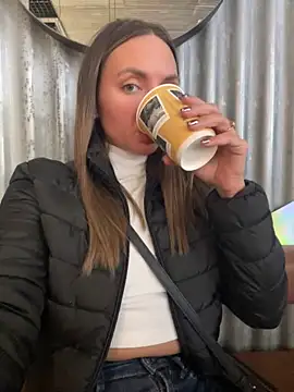 Snapshot of AngelinaMoore chatting on 03.18.25 AngelinaMoore online show from 03.18.25