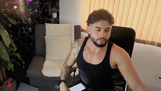 Snapshot of Jhordan_White chatting on 12.17.25 Jhordan White online show from 12.17.25