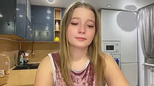 Snapshot of CharmingSarah chatting on 11.05.25 CharmingSarah online show from 11.05.25