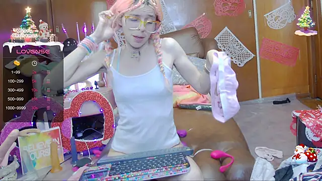 Skinygirl online show from 02.12.25