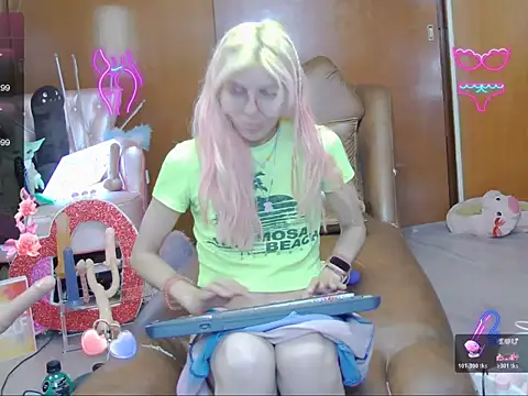 Skinygirl online show from 11.17.25