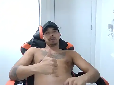 Snapshot of Juninho10c chatting on 11.08.25 Juninho10c online show from 11.08.25