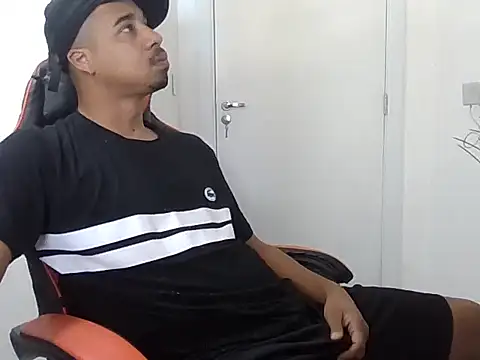 Snapshot of Juninho10c chatting on 11.13.25 Juninho10c online show from 11.13.25