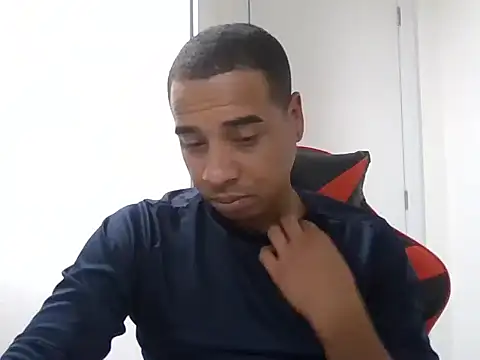 Snapshot of Juninho10c chatting on 11.21.25 Juninho10c online show from 11.21.25