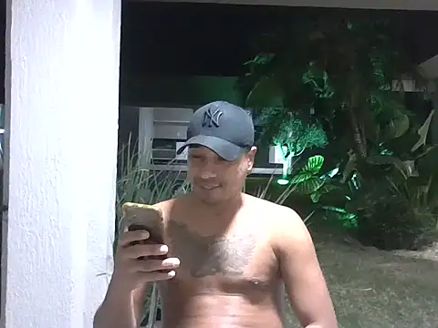 Snapshot of Juninho10c chatting on 11.25.25 Juninho10c online show from 11.25.25