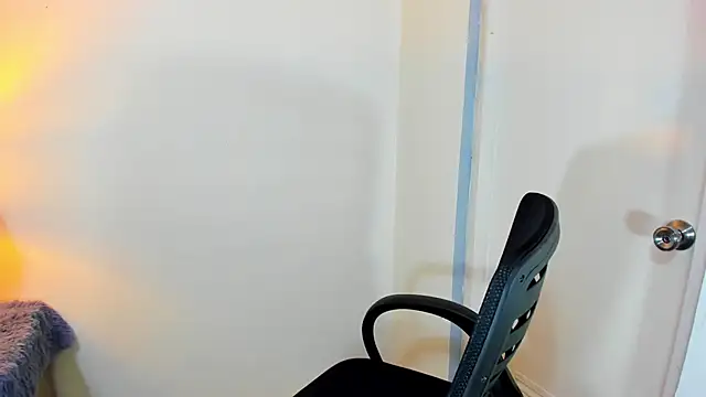 Snapshot of FuckDollNicky chatting on 10.25.25 FuckDollNicky online show from 10.25.25