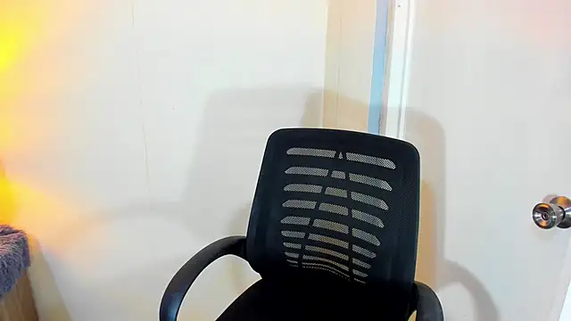 Snapshot of FuckDollNicky chatting on 12.18.25 FuckDollNicky online show from 12.18.25