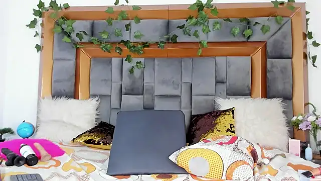 Snapshot of BellaKarla chatting on 02.22.25 BellaKarla online show from 02.22.25