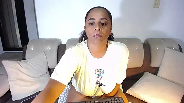 Snapshot of BellaKarla chatting on 09.24.25 BellaKarla online show from 09.24.25