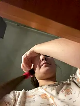 Snapshot of Var_Kiss chatting on 12.20.25 Var Kiss online show from 12.20.25