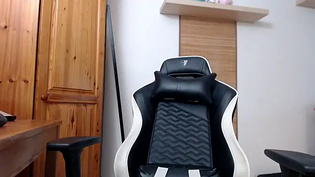 Lisakisss online show from 10.18.25