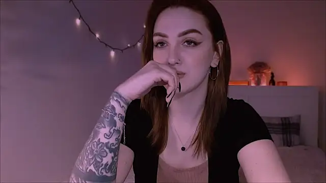 Snapshot of LilyFarey chatting on 02.24.25 LilyFarey online show from 02.24.25