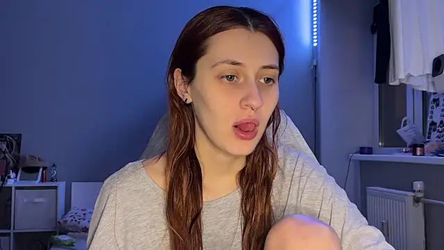 Snapshot of Uniarten chatting on 10.28.25 Uniarten online show from 10.28.25