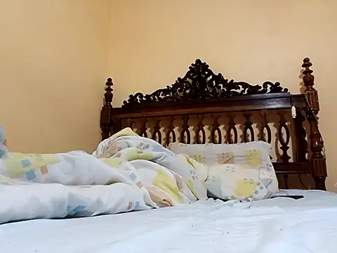 Snapshot of White_rabbit_ chatting on 11.08.25 White rabbit online show from 11.08.25