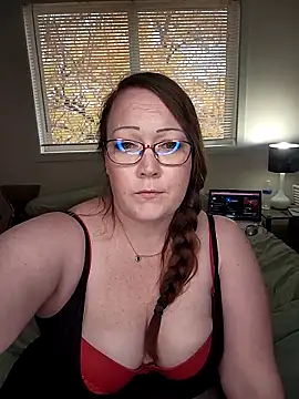 Snapshot of BBWQUEENBEEE chatting on 10.13.25 BBWQUEENBEEE online show from 10.13.25