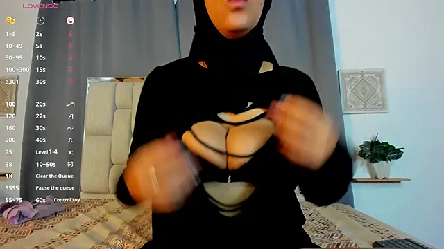 Snapshot of Dounia_nagi chatting on 12.15.25 Dounia nagi online show from 12.15.25