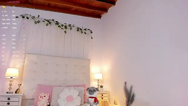 tatikiss  online show from 10.15.25