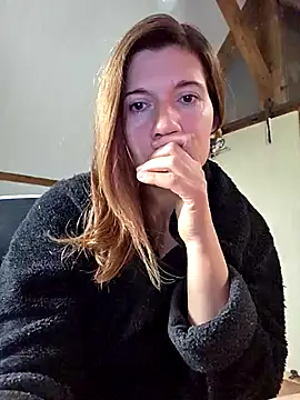 Snapshot of Lina_lou4 chatting on 10.27.25 Lina lou4 online show from 10.27.25