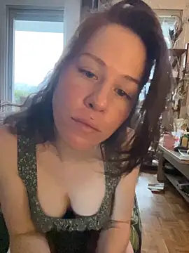 Snapshot of SuzieWanKenobi chatting on 09.21.25 SuzieWanKenobi online show from 09.21.25